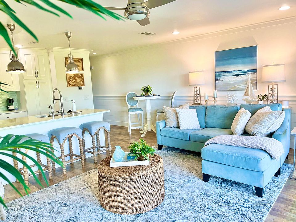 This unit is unfurnished, but the photo with previous furnishings helps to visualize.