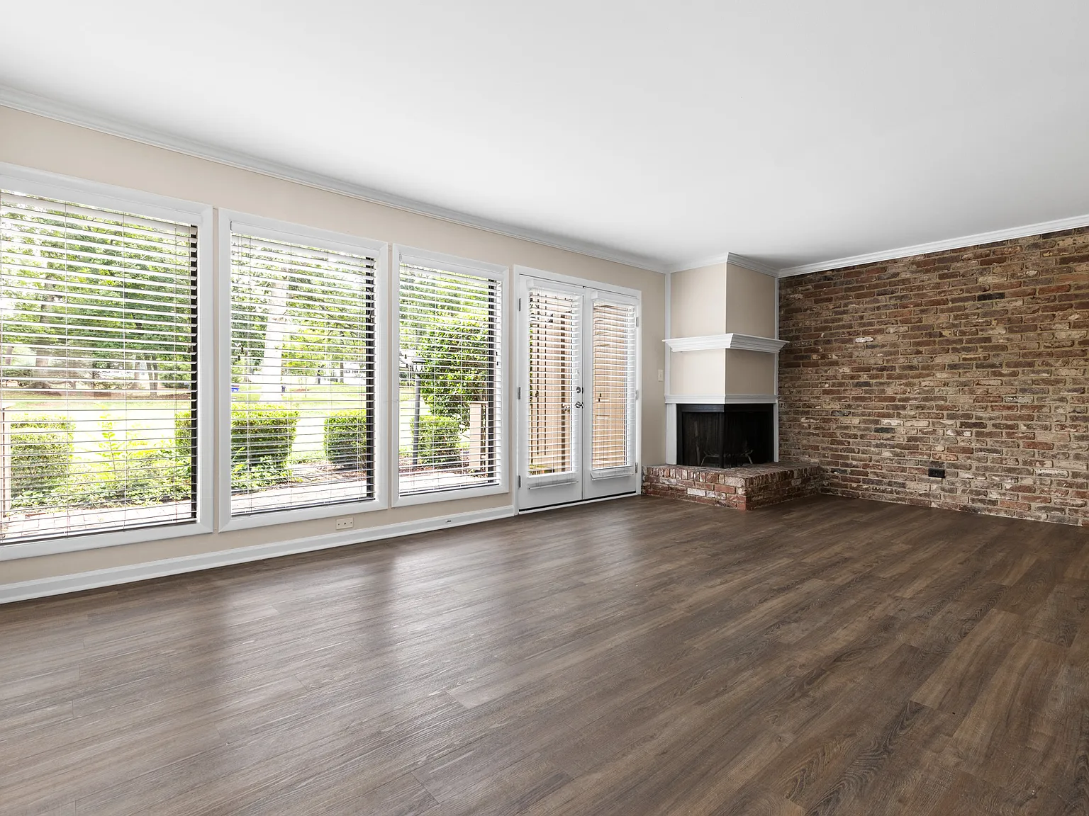 3 bed, 2.5 bath, 1384 sqft, $2,670 — Photo 2