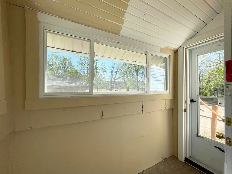 121 W 7th Ave — Photo 10