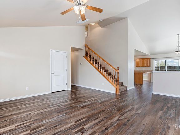 5th image of 1018 Caswell Ave W