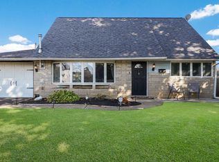 21 Canary Rd, Levittown, PA 19057