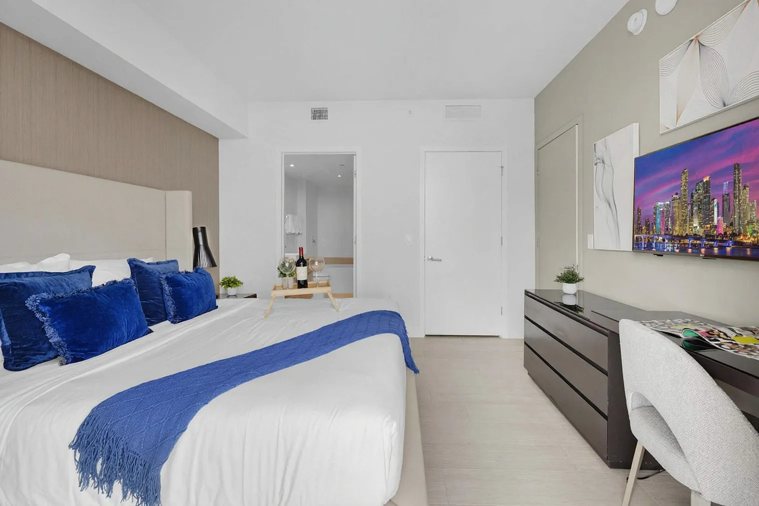 2 bed, 2.0 bath, 1097 sqft, $4,739 — Photo 4