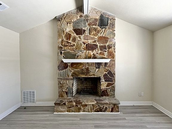 3rd image of 1319 Parker Rd