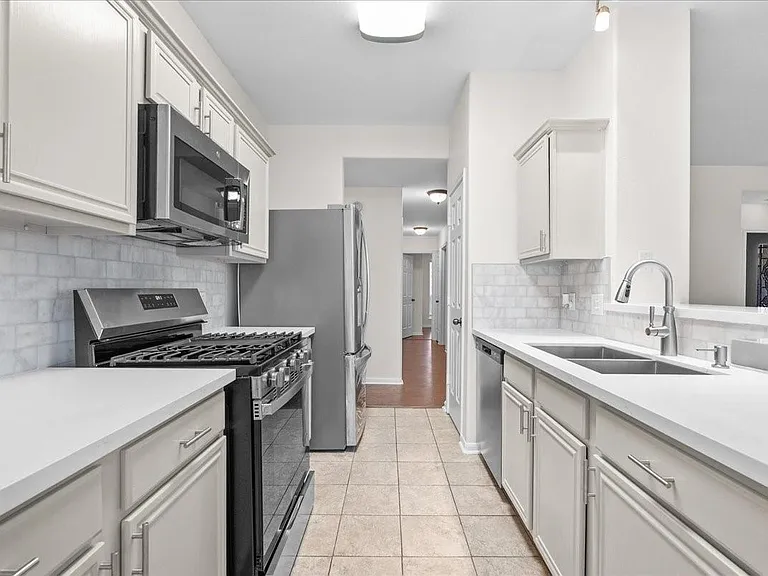 202 Pebble Walk Ln — Photo 10