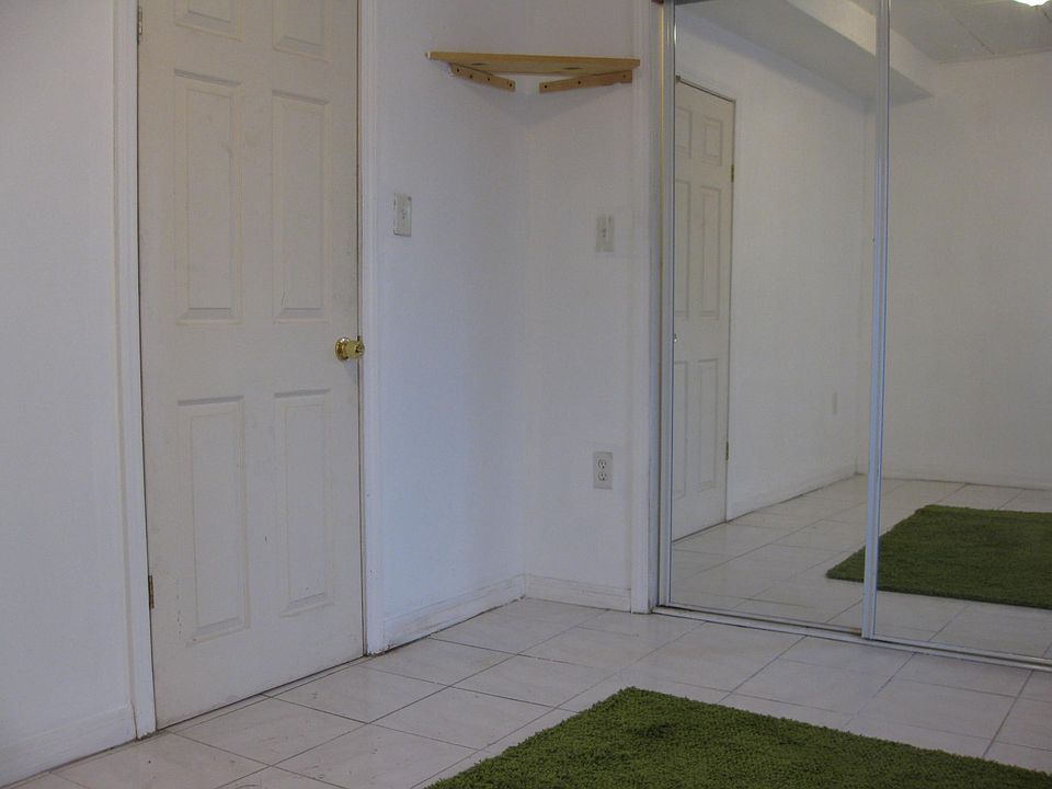 Bed Room w/ Mirror closet