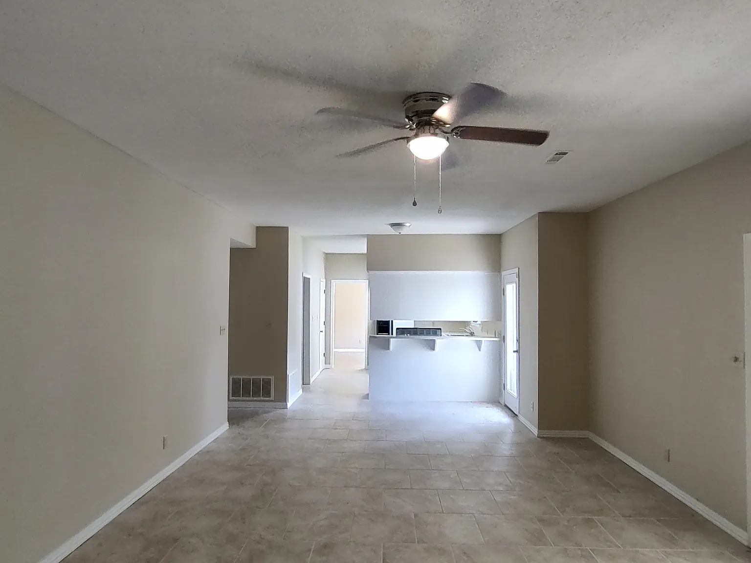 3 bed, 2087 sqft, $2,150 — Photo 2