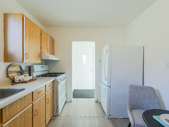 2nd image of 152 Santamonica Blvd