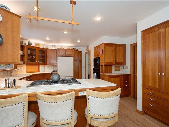 3rd image of 2931 Greysolon Rd