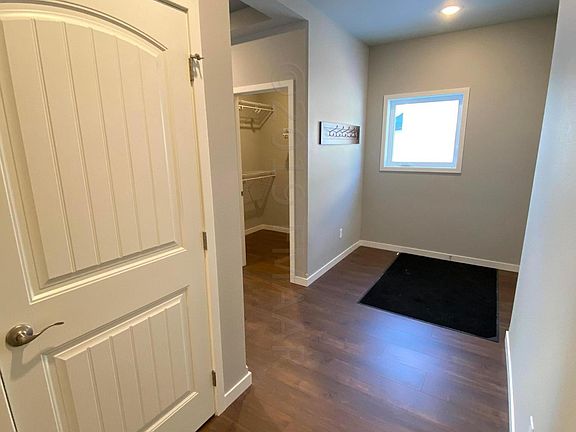 3rd image of 748 Cathy Dr W