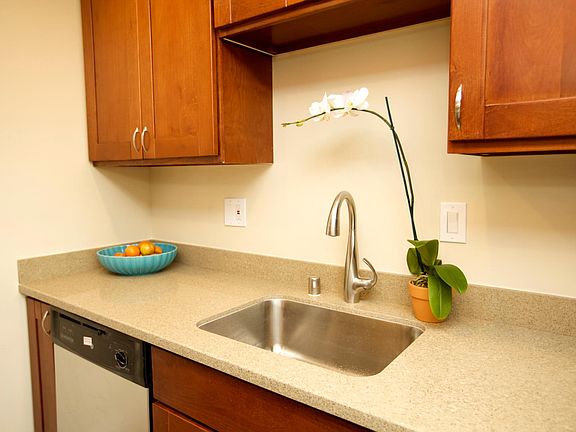 5th image of 1147 Garfield Ave APT 2