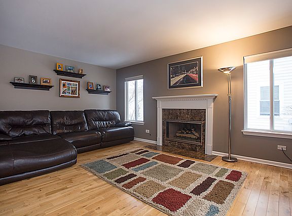 3rd image of 1052 Lakewood Cir