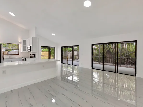 6 Baytree Circle, Boynton Beach, FL 33436