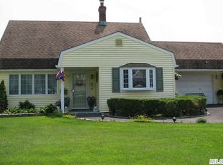 12 Fox Ln, Levittown, NY 11756