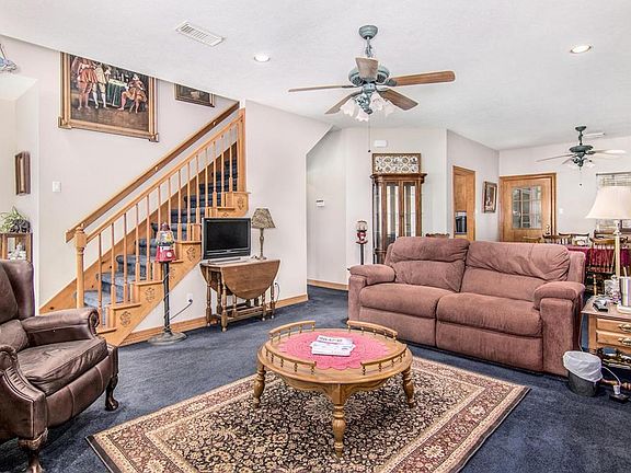 3rd image of 125 Pin Oak Dr