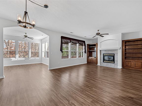 3rd image of 18 Highland Pkwy