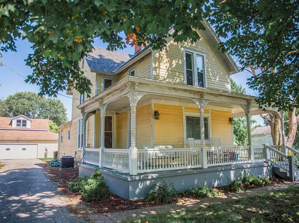 214 N Chestnut St, Mendon, IL 62351