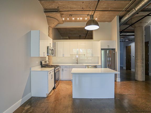 3rd image of 4046 N Hermitage Ave #303