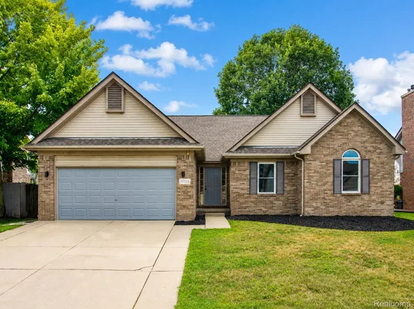19108 Red Oak Ln, Brownstown, MI 48193