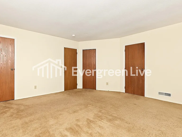2433 Cross Village Dr — Photo 8