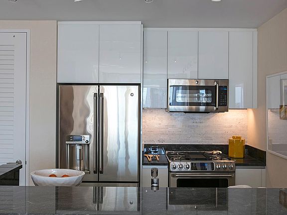 3rd image of 160 W 62nd St APT 15H