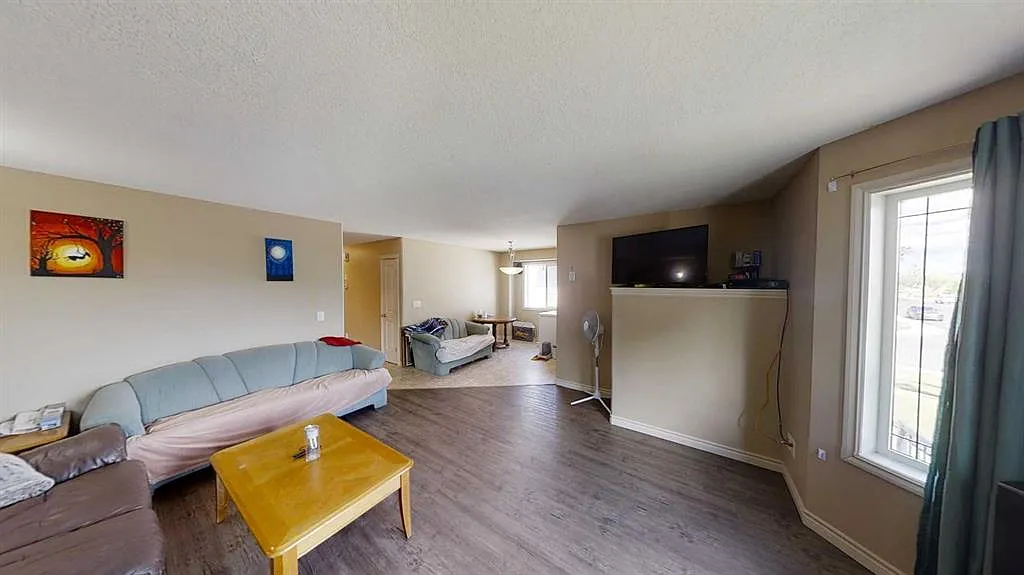 3 bed, 1.0 bath, 1007 sqft, $1,650 — Photo 4