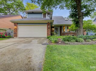 2538 Woodcliff Ct, Lisle, IL 60532