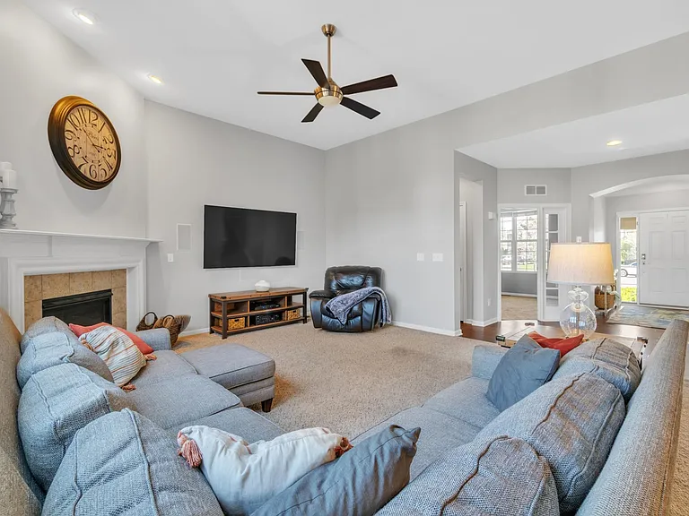 15745 Diamante Dr — Photo 7