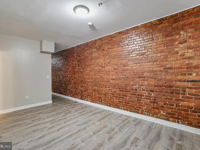 302 V St NE — Photo 7