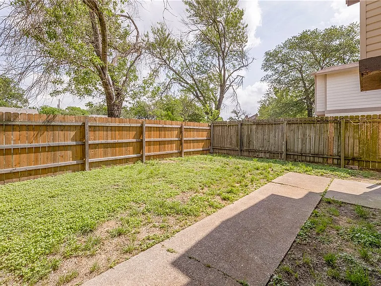 1520 Hawk Tree Dr #A — Photo 16