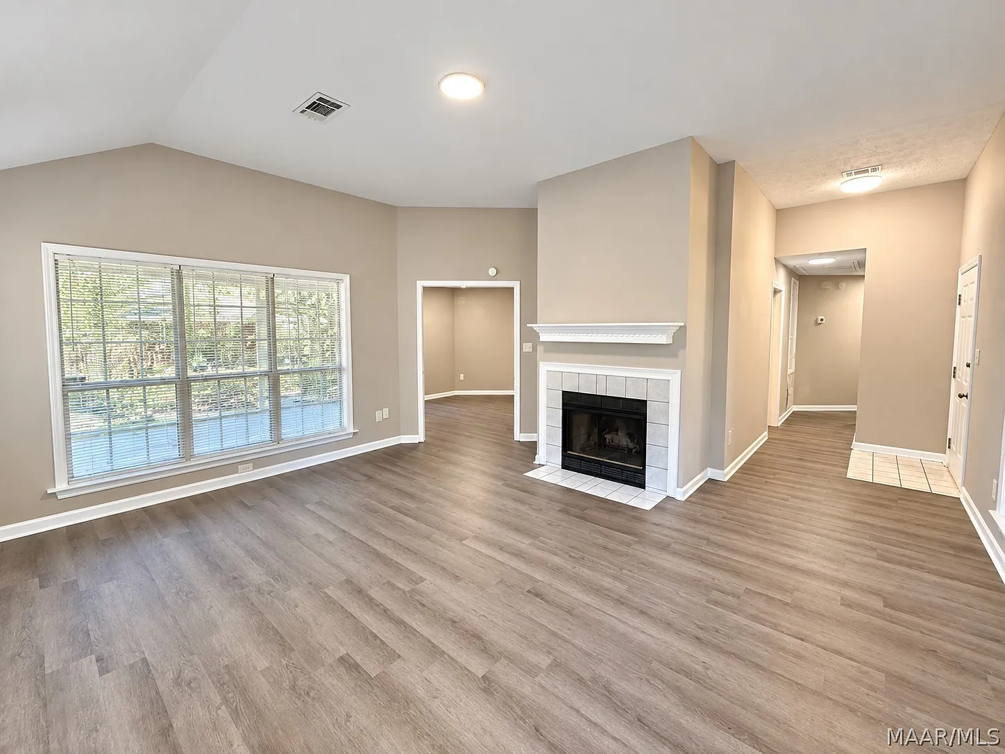 3 bed, 2.0 bath, 1464 sqft, $1,735 — Photo 2