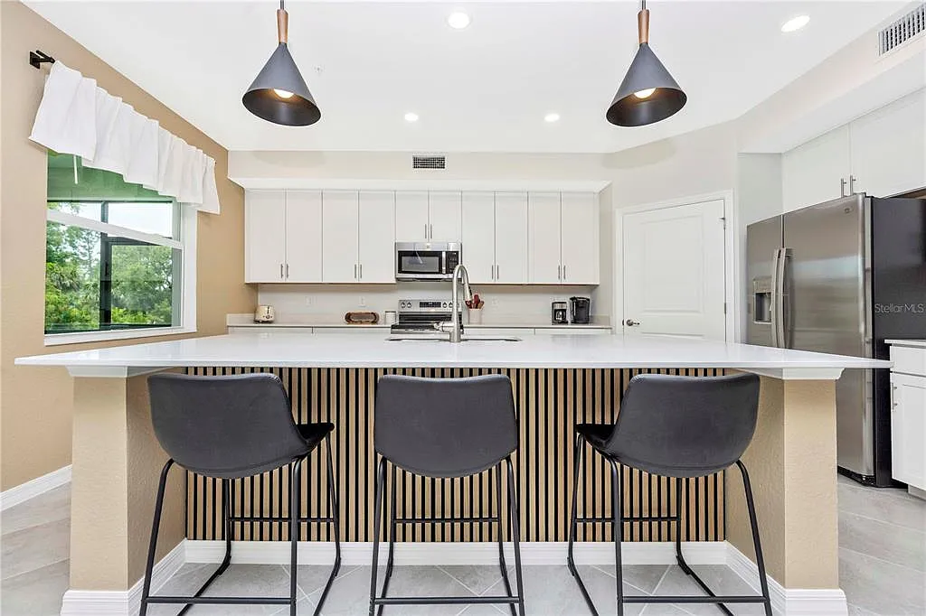 3 bed, 2.0 bath, 1789 sqft, $3,000 — Photo 4