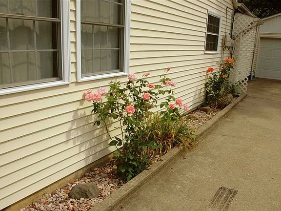 3rd image of 827 Courtney Dr