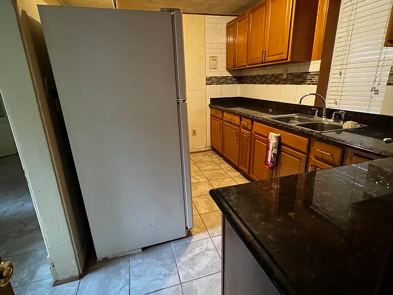 722 Queen Anne St — Photo 4
