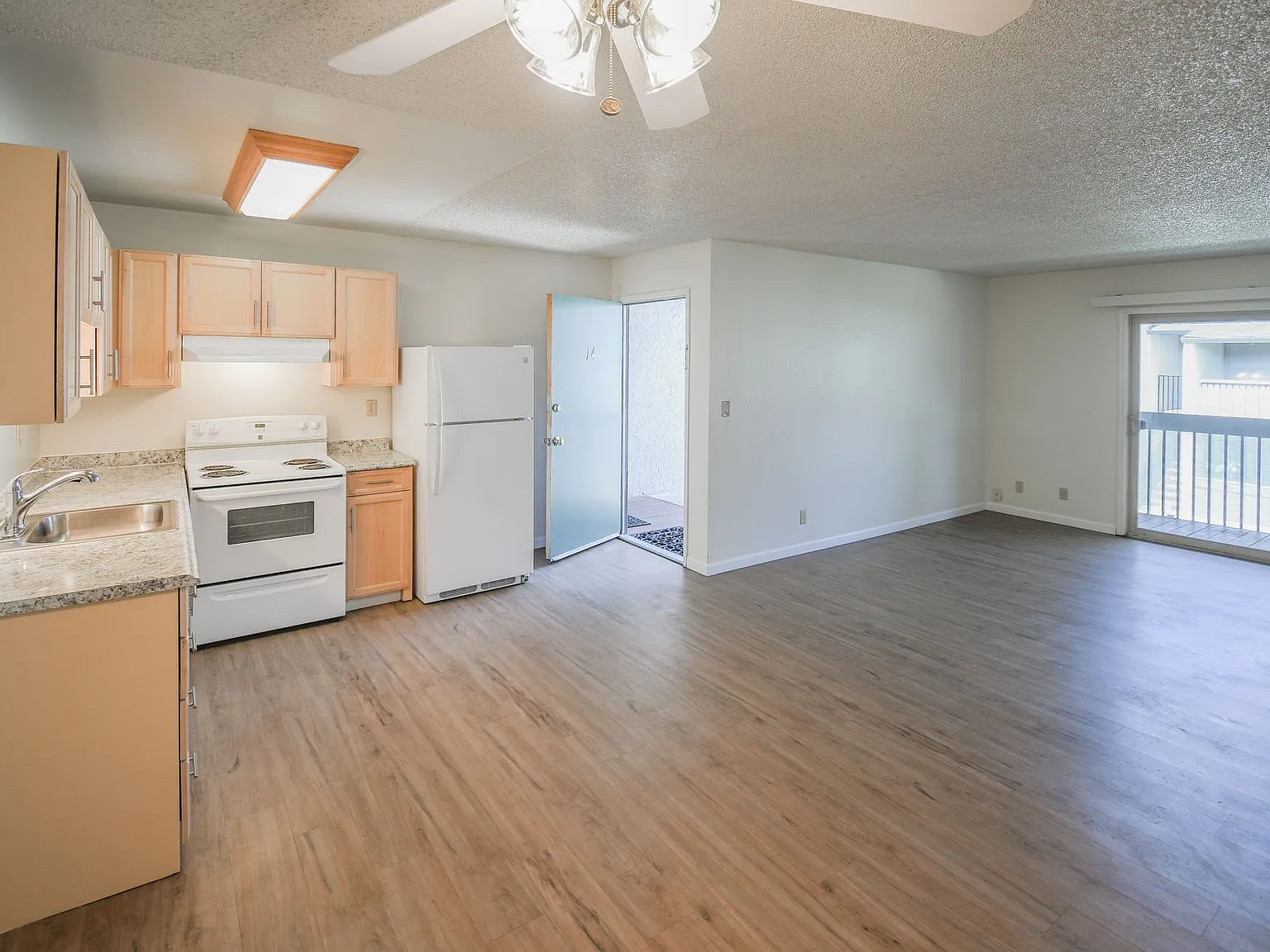 Emerald Bay Apartments — Photo 3