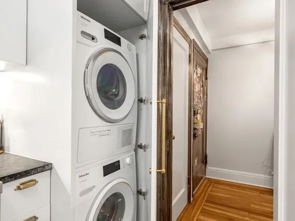 433 East 51st Street image 8 of 17