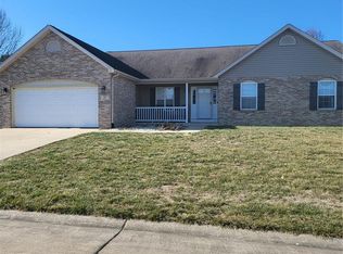 513 Stonefield Dr, Smithton, IL 62285