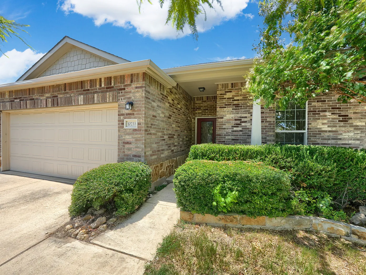 3 bed, 1943 sqft, $2,175 — Photo 2