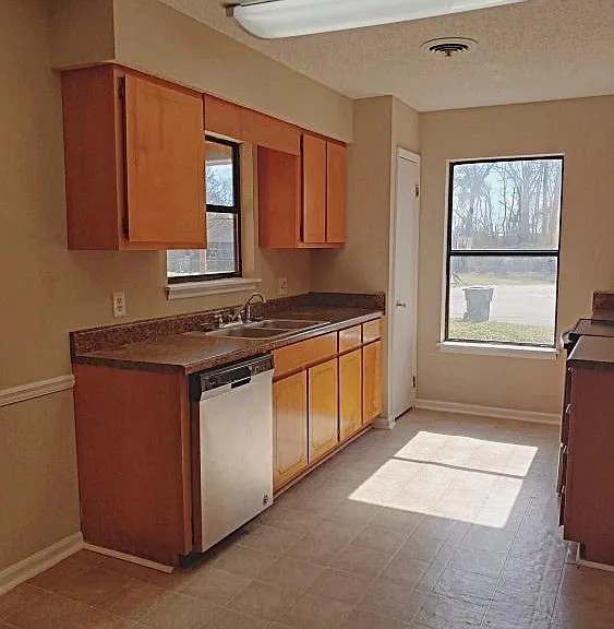 102 Pelham Dr — Photo 9