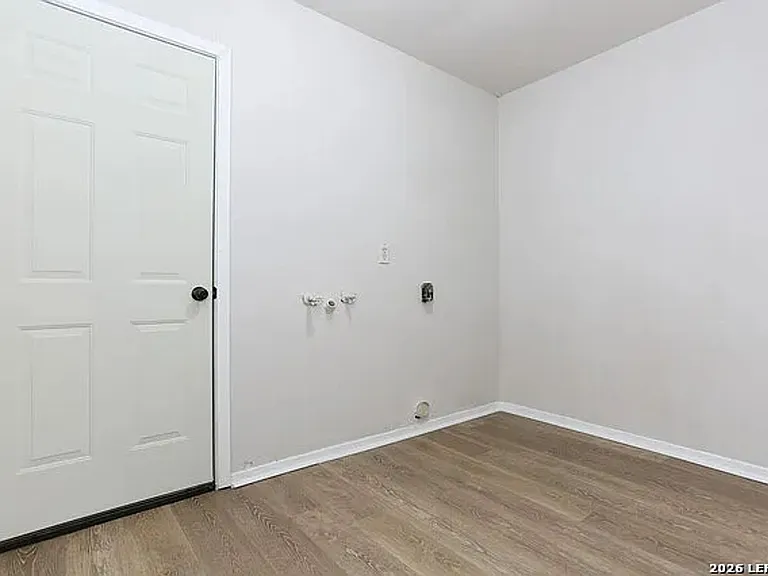 2027 Leesburg St — Photo 10