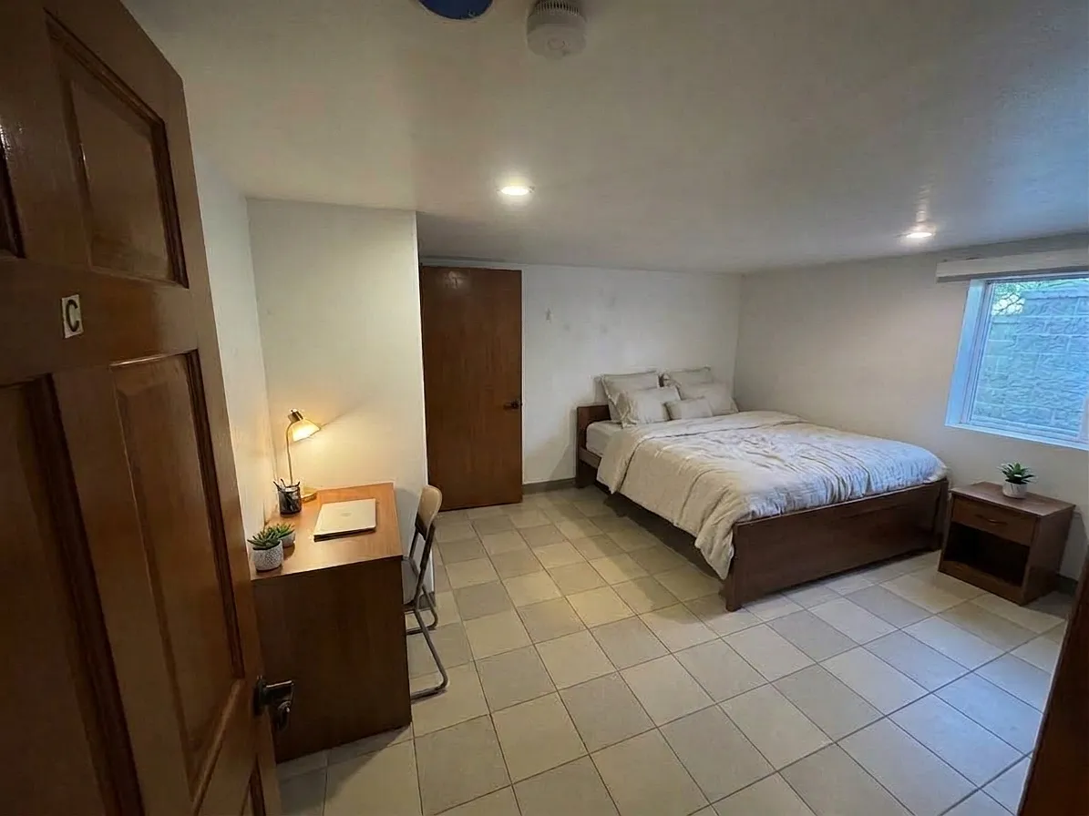 4 bed, 1.5 bath, 1400 sqft, $1,000 — Photo 2
