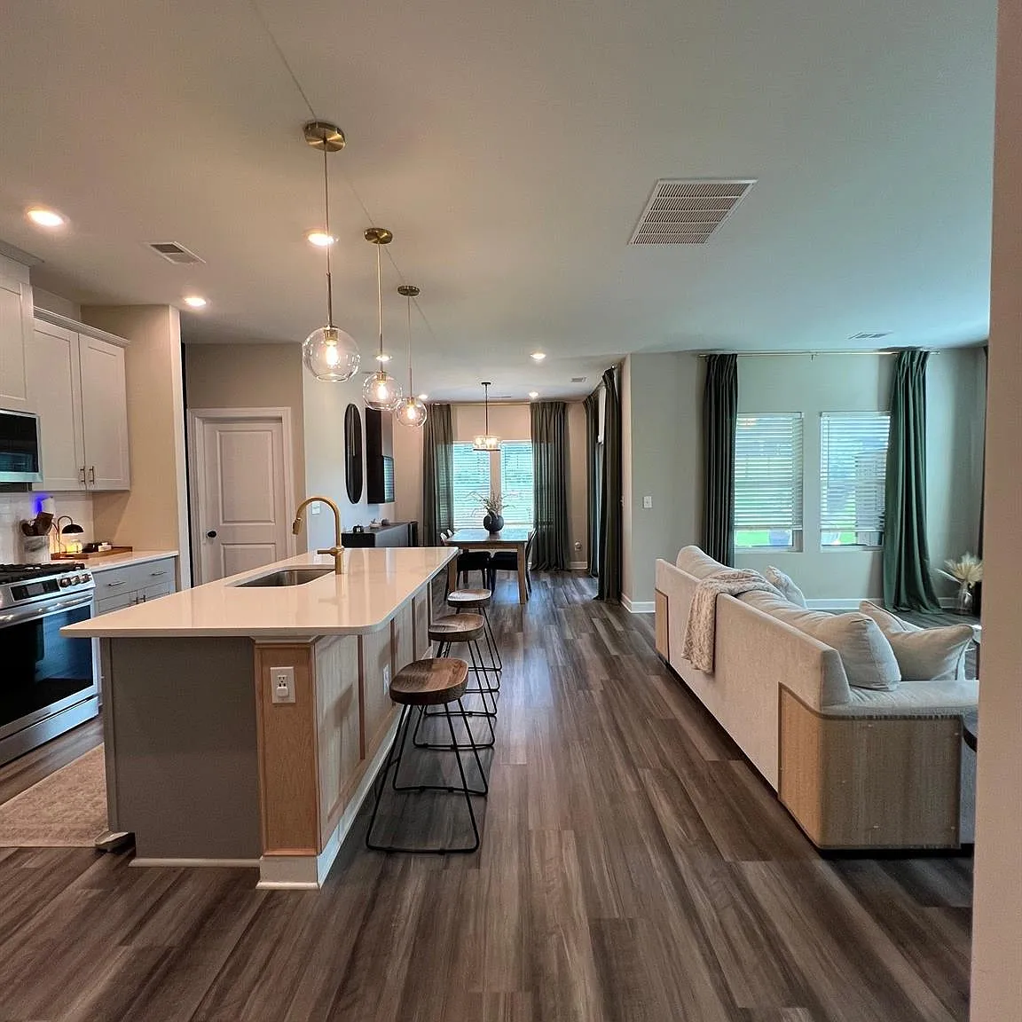 4 bed, 2257 sqft, $3,200 — Photo 4