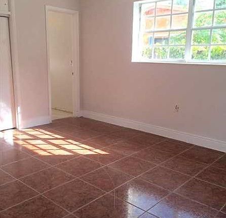 2nd image of 511 NE 180th Dr