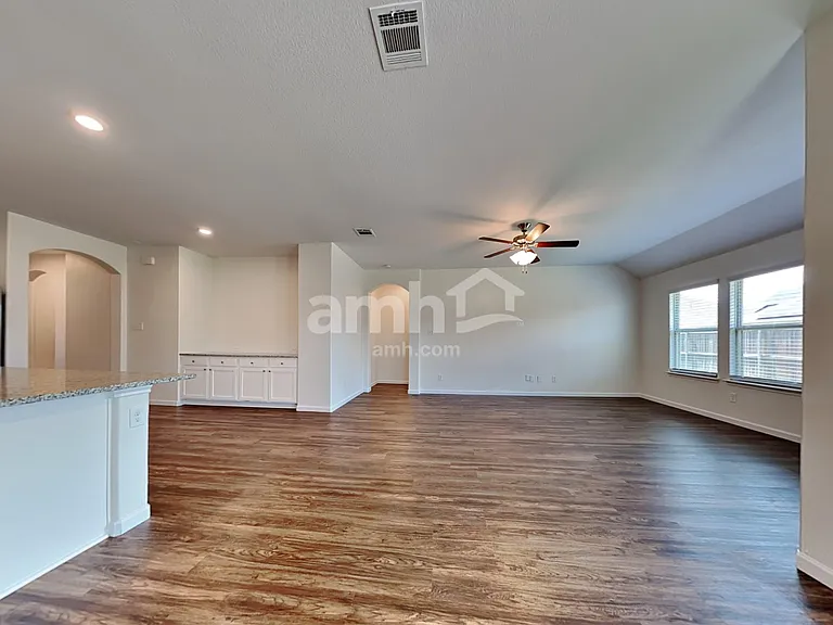 463 Silverstone Dr — Photo 8
