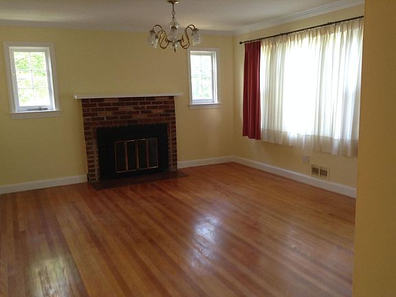 Living Room (13 x 17'6") with Fireplace