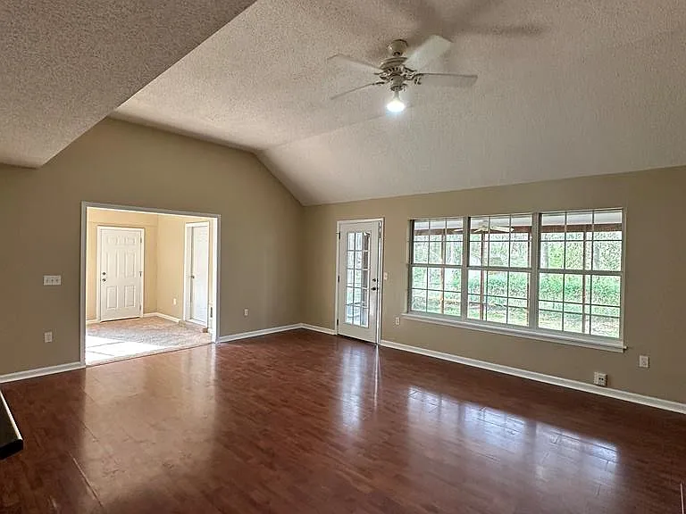 910 Crawford Cir — Photo 4