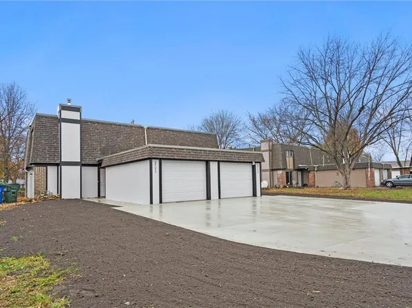 3721 Brush Creek Dr, Lawrence, KS 66047