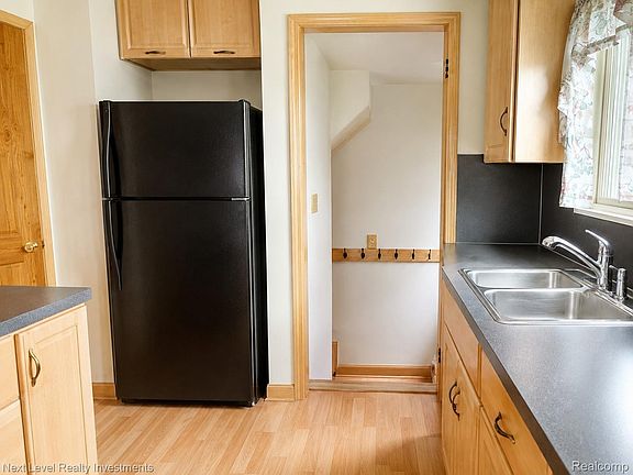 3rd image of 15774 Sorrento St