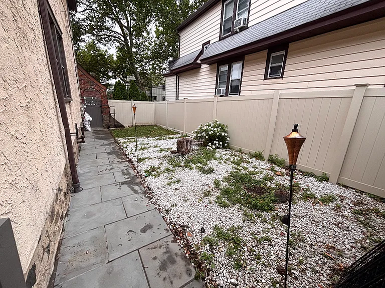 Cowles Ave — Photo 10