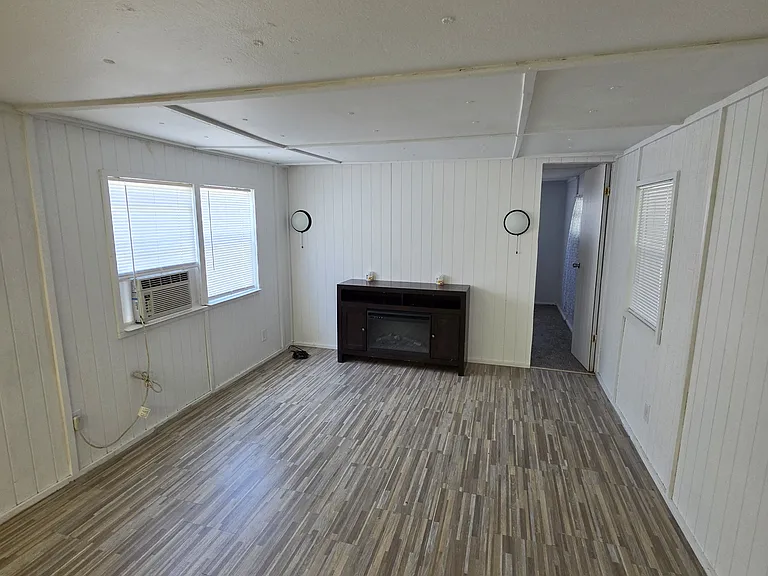 61 Lawrence Ct — Photo 2