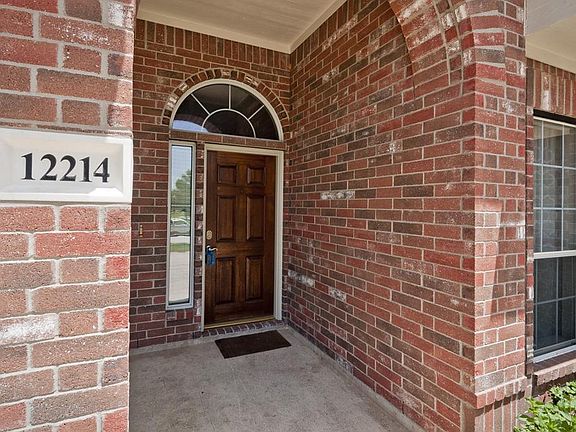 The covered front door means visitors can "stay out of the rain"!